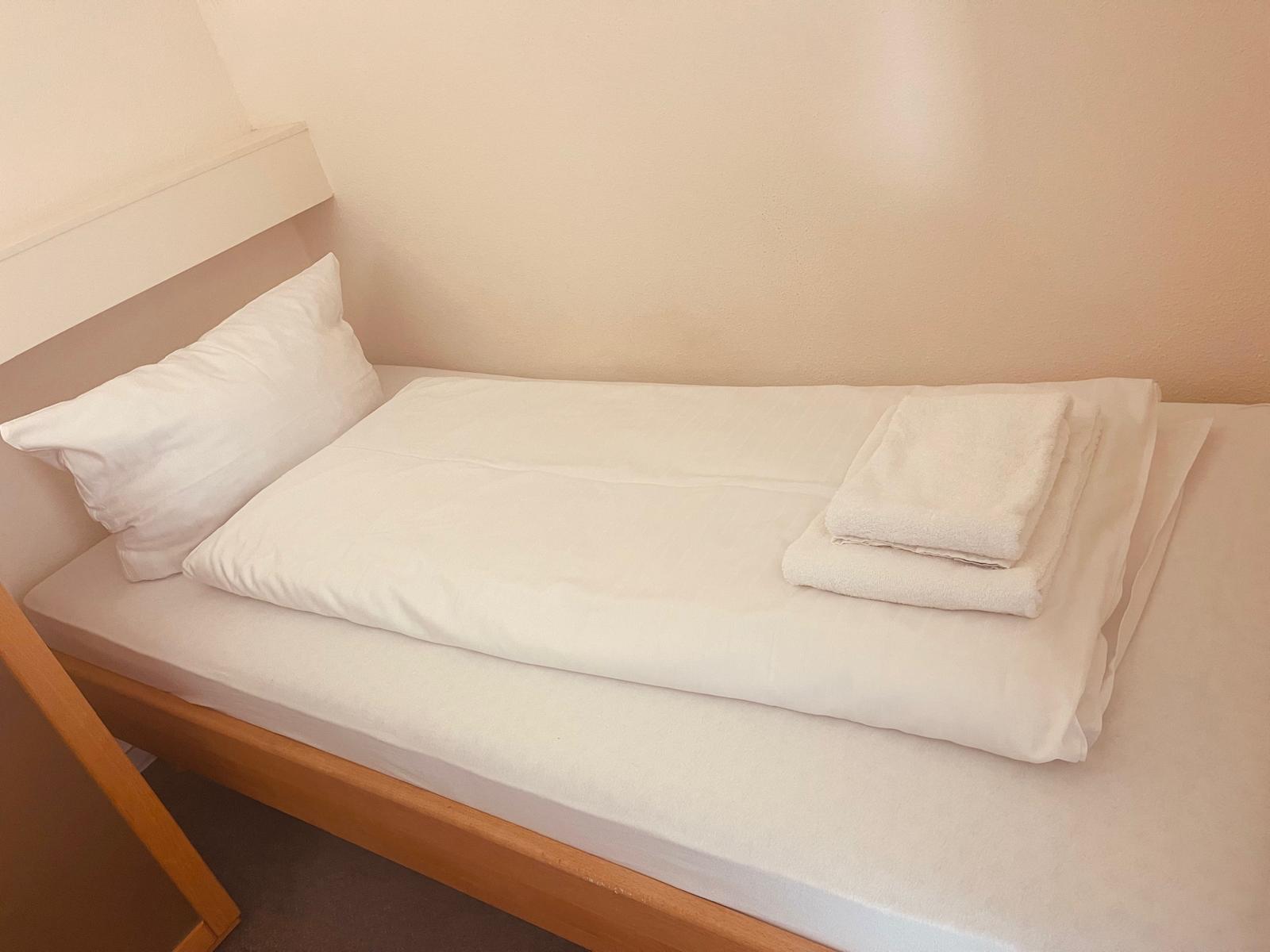Schlafzimmer – Bett & Handtücher